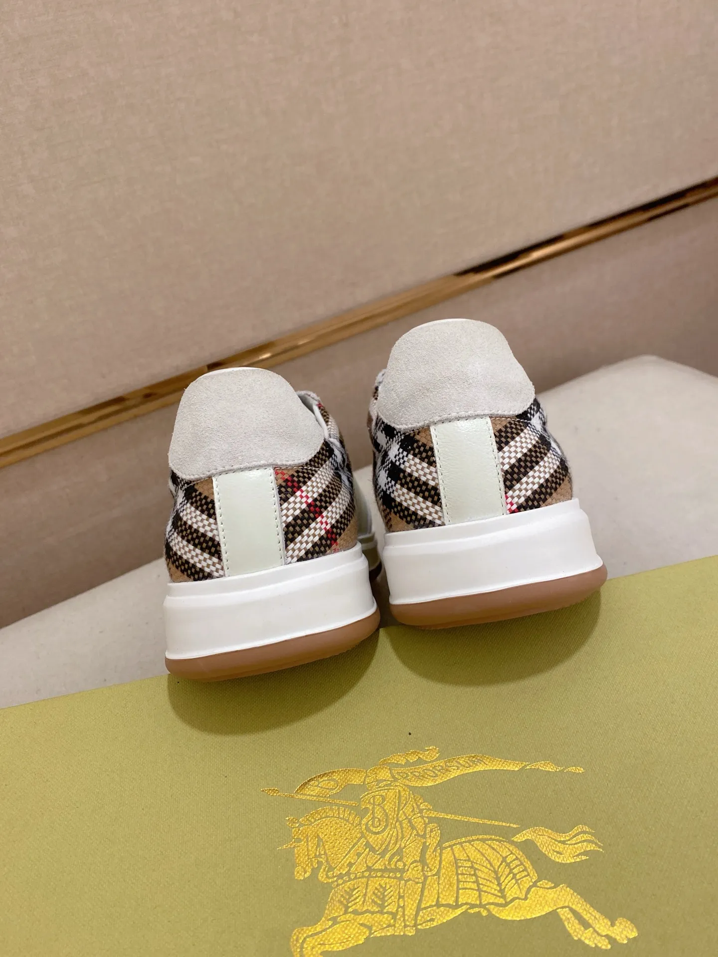 Men's shoes💰: 440💰🇮🇹🇮🇹The counters are synchronized with Burberry's top purchasing agents🔍🔍Synchronized sales. Positive code number: 38-44. Italian imported cowhide, fully imported sheepskin lining, sole: original sole provided by the original factory, exclusive movable molded sole, super comfortable, original factory follow-up order, 🔍🔍high quality, you can enter and leave the counter at will, welcome to compare (45 yuan for customization, no return or exchange)